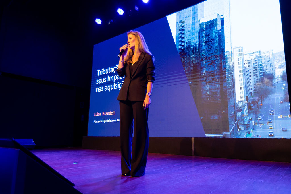 Luiza Brandelli em palestra sobre tributação e seus impactos nas aquisições